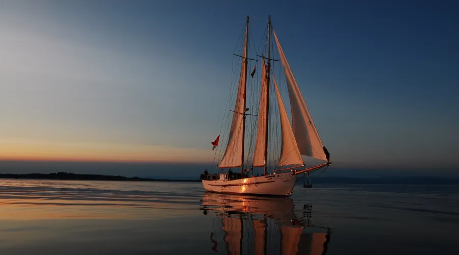 Yacht bei Sonnenuntergang